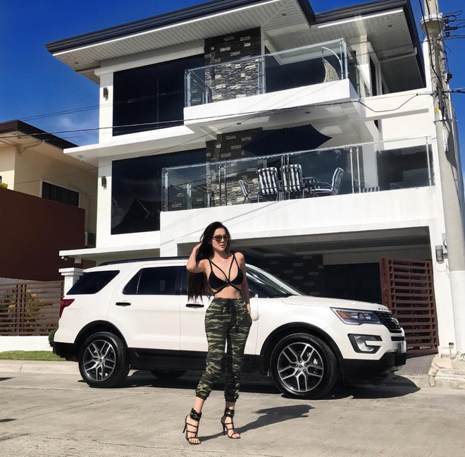 Cuộc sống toàn đồ hiệu, du lịch xa hoa của 9X lai 3 dòng máu